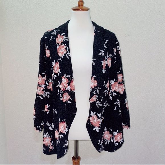 torrid Jackets & Blazers - NWT Torrid Floral Print Blazer Size 2X